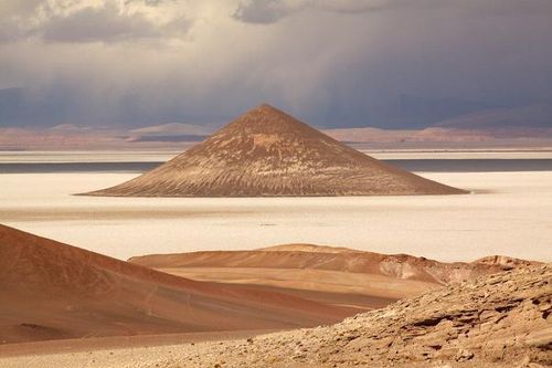 Bí ẩn núi lửa bị nghi là bến đỗ 'ưa thích' của UFO