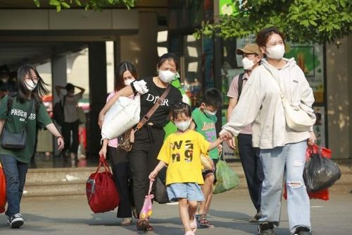 Người dân 'tay xách, nách mang' đồ đạc lỉnh kỉnh trở lại Hà Nội