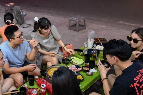 Bia hơi ế ẩm, quán lẩu nướng vỉa hè đông đúc ngày nghỉ lễ