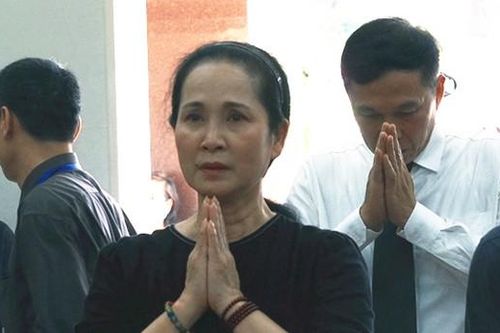 Vợ chồng NSND Lan Hương vào TP.HCM tiễn biệt NSƯT Hồng Đức 'Cảnh sát hình sự'