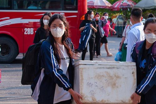 Lỉnh kỉnh khuân vác quà quê trở lại Hà Nội