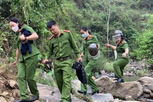 Gác nghỉ lễ, chiến sĩ vượt núi băng rừng vào bản làm căn cước công dân