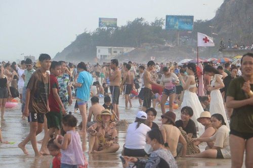 Vũng Tàu đón hàng trăm nghìn lượt khách đổ về tắm biển, vui chơi kỳ lễ
