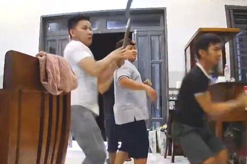 Lâm Đồng: Điều tra vụ mâu thuẫn trong cuộc nhậu, 1 người bị chém trọng thương