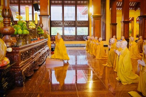 Đức Pháp chủ cùng chư Tăng TP.HCM bố-tát, thính giới chung tại Việt Nam Quốc Tự