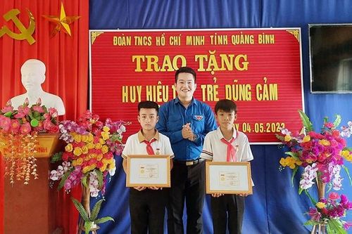 Quảng Bình: Tặng Huy hiệu 'Tuổi trẻ dũng cảm' cho 2 học sinh cứu người bị đuối nước