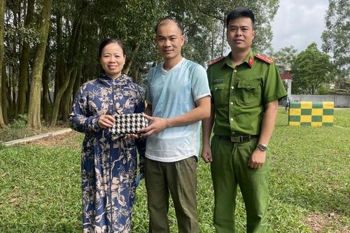 Đại úy Công an thị trấn Kép trao trả lại tài sản cho người đánh rơi