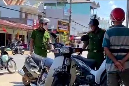 Nhóm thanh niên mang vàng giả đi cầm, đâm xuyên tay người dân khi bị phát hiện