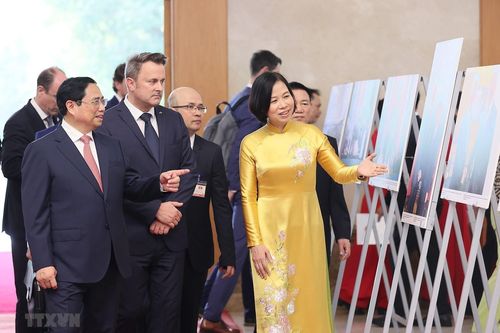 Thủ tướng Việt Nam và Luxembourg tham quan Trưng bày ảnh của TTXVN