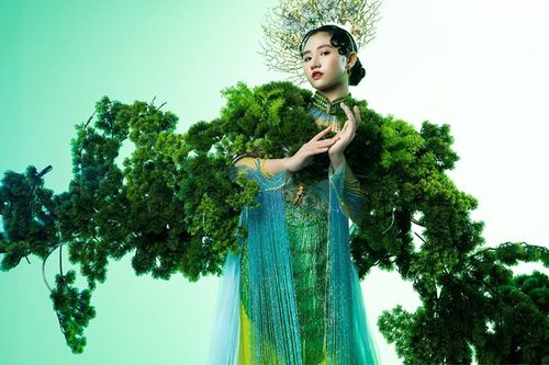 'Cõng' trên lưng bộ đồ nặng 30kg, nữ sinh 13 tuổi gây ấn tượng với khung hình cực đẹp mắt