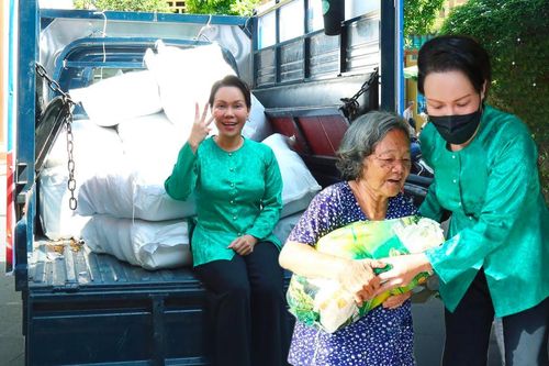 Nhân 10 năm ngày giỗ mẹ, Việt Hương làm một việc khiến nhiều người xúc động