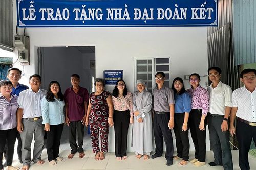 Bàn giao 2 căn nhà Đại đoàn kết cho hộ cận nghèo và hộ khó khăn ở phường Mỹ Thới