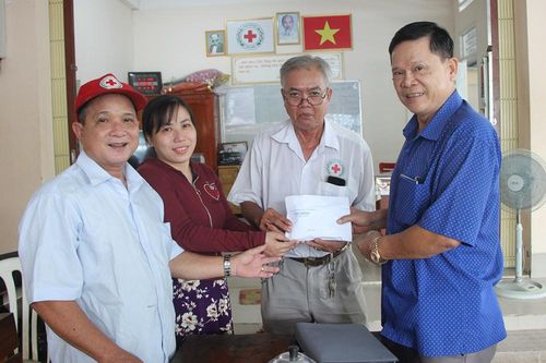 Giám đốc Công ty TNHH Đầu tư xây dựng thương mại Tấn Thắng Trần Đông Xuân trao 80 triệu đồng hỗ trợ 'bếp từ thiện' và trẻ mồ côi mẹ