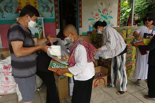 Thêm 200 phần quà cho vùng Khmer nghèo huyện Tri Tôn