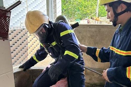 Phát hiện cô gái rơi xuống giếng của gia đình