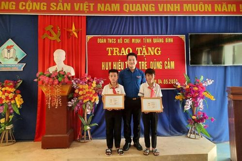 Quảng Bình: Trao tặng Huy hiệu 'Tuổi trẻ dũng cảm' cho học sinh cứu người bị đuối nước