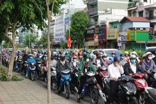 Đường phố tại TPHCM đông đúc trở lại sau kỳ nghỉ lễ 30/4, 1/5