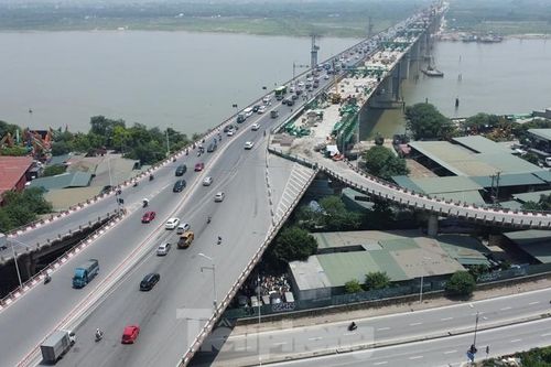 Dỡ rào 'chiếm dụng' đường tại công trường cầu Vĩnh Tuy 2