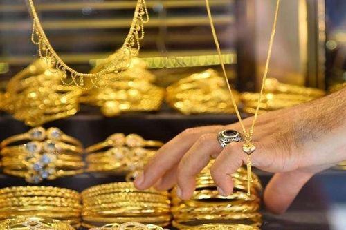 Tiền ồ ạt bị rút khỏi ngân hàng Mỹ, giá vàng vọt lên sát đỉnh lịch sử