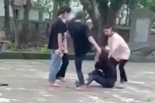 Mâu thuẫn cá nhân, nữ sinh lớp 7 bị bạn học đánh hội đồng
