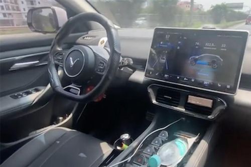 Xe VinFast VF8 không người lái chạy thử nghiệm trên đường phố Việt