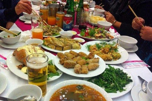 Xác minh vụ hàng chục người nhập viện sau tiệc đám cưới