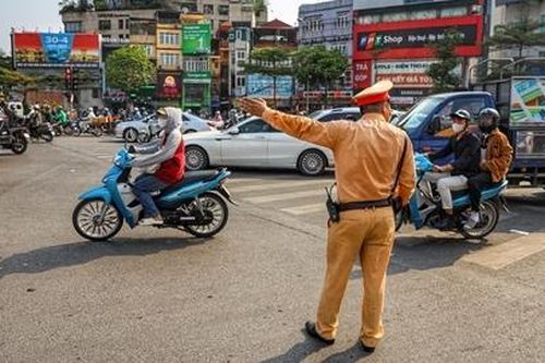 CSGT đảm bảo giao thông trong nắng nóng gay gắt