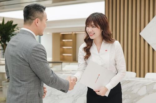 Hút thêm hàng trăm nghìn khách hàng nhờ chuyển đổi số, Techcombank báo lãi 5.600 tỷ đồng quý 1/2023