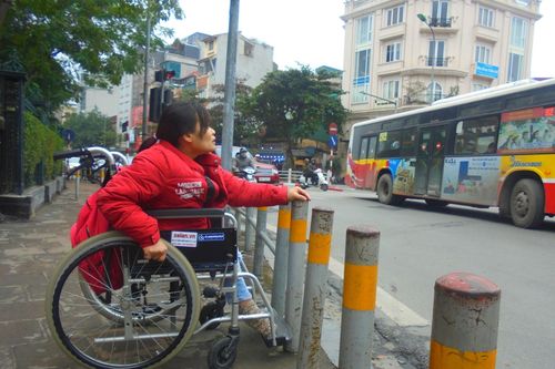 Những chướng ngại vật 'ngăn' người khuyết tật tiếp cận vỉa hè