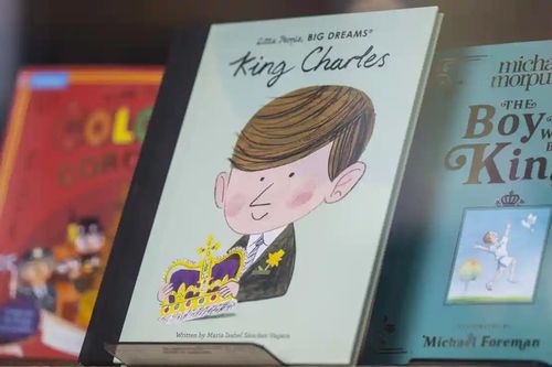 Tiểu sử về Vua Charles đứng đầu danh sách bán chạy tại Anh