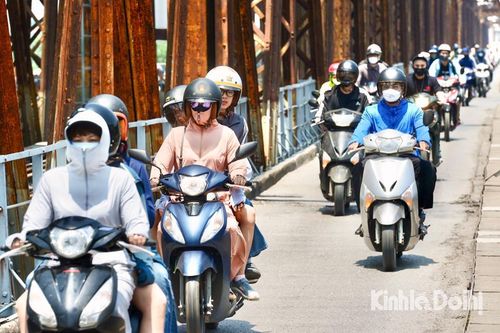 Người dân Thủ đô oằn mình với nắng nóng gay gắt đầu Hè