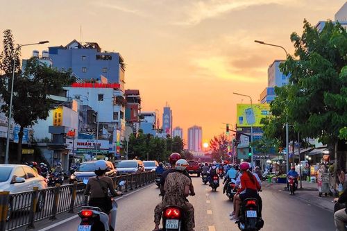 Nắng rát mặt, người dân TP Hồ Chí Minh mệt mỏi ra đường mưu sinh