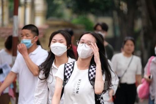 Hàng nghìn thí sinh đội nắng thi đánh giá năng lực xét tuyển vào khối trường sư phạm