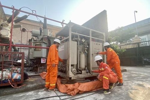 Nhiệt độ ngoài trời 46 độ C, 'lính truyền tải' căng mình đảm bảo vận hành trạm biến áp