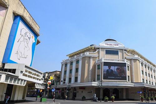 Cảnh lạ ở Hà Nội ngày cuối tuần, phố đi bộ Hồ Gươm hiếm bóng người