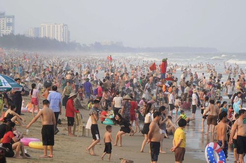 Nắng nóng gay gắt, người dân đổ xô xuống biển Sầm Sơn giải nhiệt