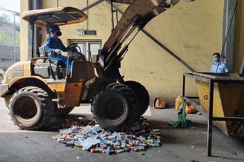 Tiêu hủy hơn 1.000 sản phẩm máy hút thuốc lá điện tử và tinh dầu vi phạm