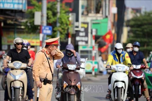 CSGT căng mình điều tiết giao thông dưới cái nắng như đổ lửa