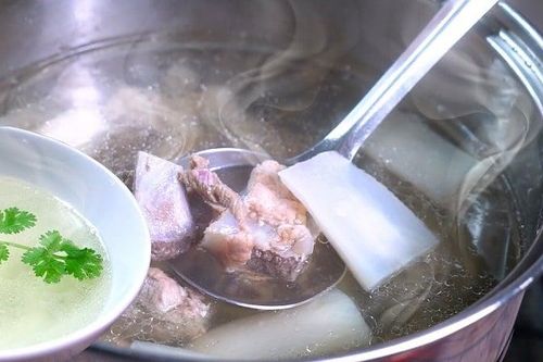 Hầm xương cho muối trước hay sau mới đúng: Đầu bếp chỉ cách nêm gia vị chuẩn giúp nước dùng trong vắt, ngọt lừ