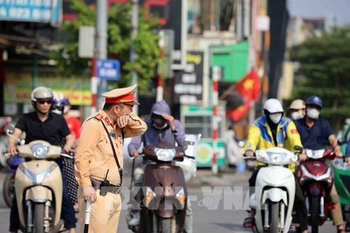 CSGT đội nắng điều tiết giao thông giữa trời nắng đổ lửa