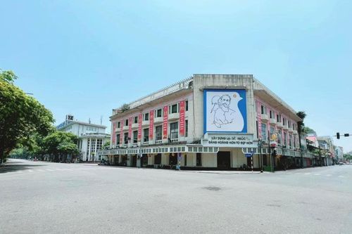 Hà Nội ngay lúc này: Phố đi bộ Hồ Gươm cuối tuần nhưng vắng vẻ không bóng người qua lại
