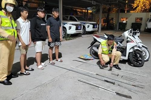 CSGT phát hiện nhóm tuổi teen cất giấu nhiều hung khí tự chế