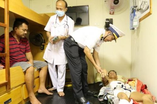 Tàu Hải quân đưa hai ngư dân lâm bệnh từ Trường Sa về Cam Ranh