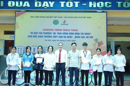 Hà Nội: Trao 'Xe đạp yêu thương' và học bổng 'Ươm mầm tài năng' tặng học sinh vượt khó
