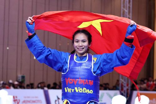 Nữ võ sĩ Việt Nam sưng đầu gối vẫn nén đau giành HCV