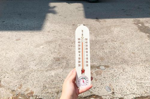 Người Hà Nội trong ngày nắng gắt đầu hè, nhiệt độ hơn 40 độ C