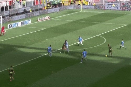 Theo Hernandez lập siêu phẩm sau pha đi bóng từ sân nhà