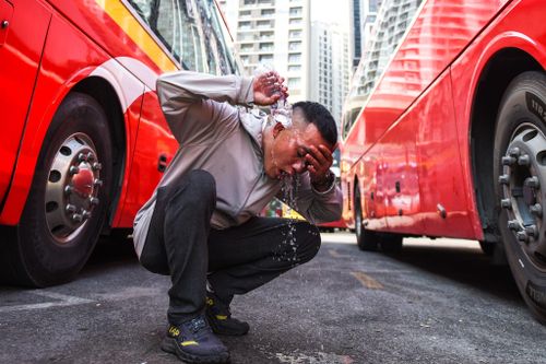 Đội nắng đi làm trong ngày Hà Nội nóng 42 độ C