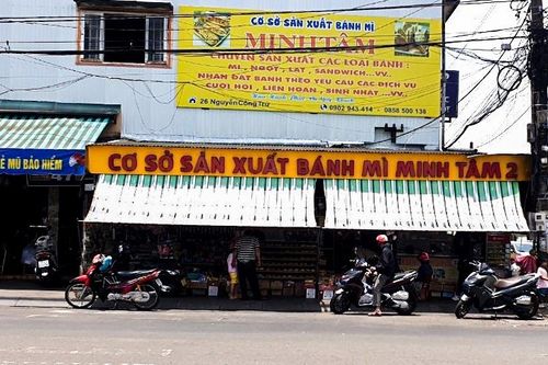 Nhận đặt 600 ổ bánh mỳ qua điện thoại, chủ tiệm mất gần 50 triệu đồng