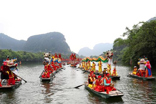 Hàng vạn người dân, du khách tham gia Lễ hội Tràng An